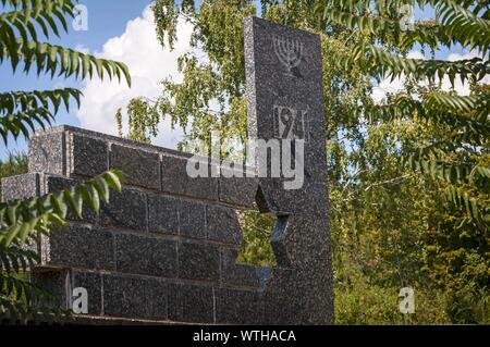 BENDER, Transnistria in Moldavia. Agosto 24, 2019. Un monumento alle vittime ebree dell olocausto sulle rive del fiume Dniester. Foto Stock