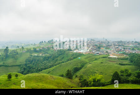 Veduta aerea della città coloniale di Filandia in Colombia Foto Stock