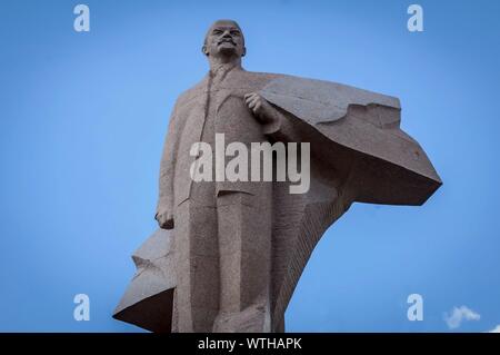 TIRASPOL, Transnistria in Moldavia. Agosto 24, 2019. Vladimir Lenin statua che si trova nella parte anteriore del Supremo Consiglio di Pridnestrovie. Questo monumento è rimasto Foto Stock