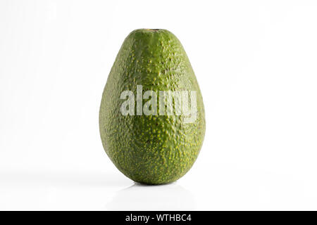 Avocado isolate su uno sfondo bianco Foto Stock