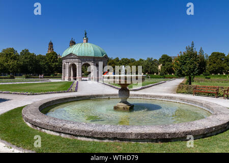 Vista verso la Dianatempel (Tempio di Diana) nell'Hofgarten a Monaco di Baviera, Germania. Foto Stock