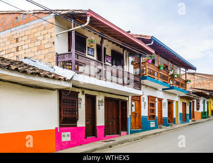 Vista su edifici coloniali in strada di Jardin, Colombia Foto Stock