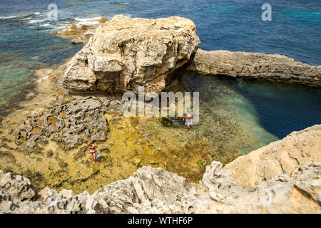 Gozo, la vicina isola di Malta, a nord-ovest della costa, costa rocciosa vicino a San Lawrenz, presso l'ex Azure Window, crollato, Buco Blu grotta, Foto Stock
