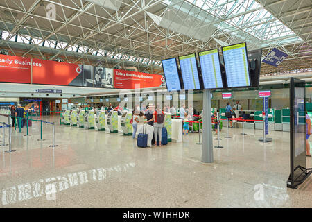 Roma, Italia - circa agosto, 2015: zona di check-in in Roma - Aeroporto Internazionale di Fiumicino "Leonardo da Vinci". Foto Stock