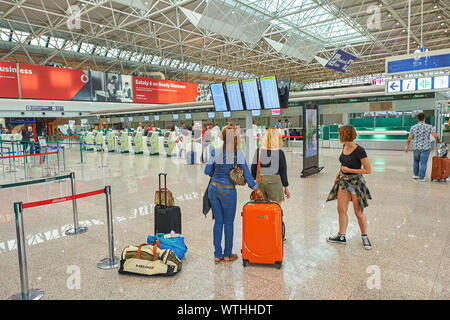 Roma, Italia - circa agosto, 2015: persone al momento del check-in area di Roma - Aeroporto Internazionale di Fiumicino "Leonardo da Vinci". Foto Stock