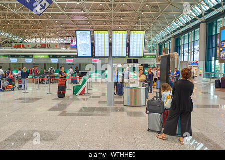 Roma, Italia - circa agosto, 2015: zona di check-in in Roma - Aeroporto Internazionale di Fiumicino "Leonardo da Vinci". Foto Stock