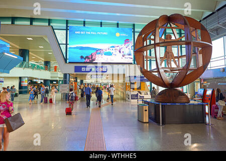 Roma, Italia - circa agosto, 2015: la grande scultura in legno di Mario Ceroli all'Aeroporto Internazionale di Fiumicino "Leonardo da Vinci". Foto Stock