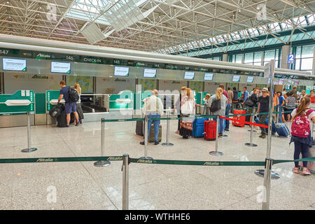 Roma, Italia - circa agosto, 2015: zona di check-in in Roma - Aeroporto Internazionale di Fiumicino "Leonardo da Vinci". Foto Stock