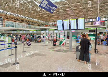 Roma, Italia - circa agosto, 2015: zona di check-in in Roma - Aeroporto Internazionale di Fiumicino "Leonardo da Vinci". Foto Stock