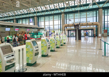 Roma, Italia - circa agosto, 2015: zona di check-in in Roma - Aeroporto Internazionale di Fiumicino "Leonardo da Vinci". Foto Stock