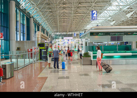 Roma, Italia - circa agosto, 2015: interni colpo di Roma - Aeroporto Internazionale di Fiumicino "Leonardo da Vinci". Foto Stock