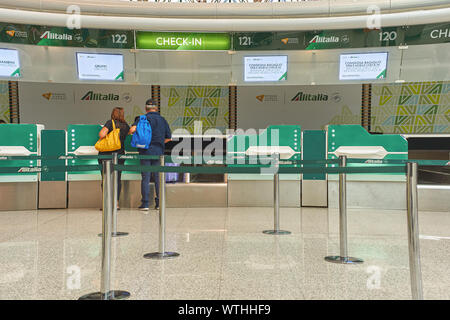 Roma, Italia - circa agosto, 2015: zona di check-in in Roma - Aeroporto Internazionale di Fiumicino "Leonardo da Vinci". Foto Stock