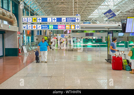 Roma, Italia - circa agosto, 2015: zona di check-in in Roma - Aeroporto Internazionale di Fiumicino "Leonardo da Vinci". Foto Stock