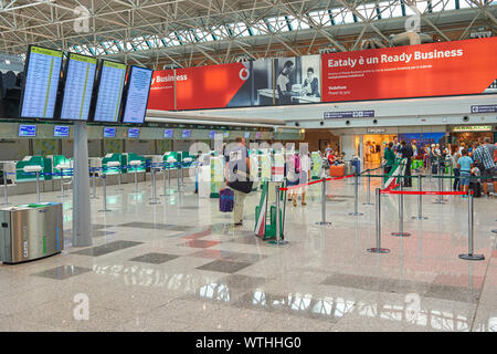 Roma, Italia - circa agosto, 2015: zona di check-in in Roma - Aeroporto Internazionale di Fiumicino "Leonardo da Vinci". Foto Stock