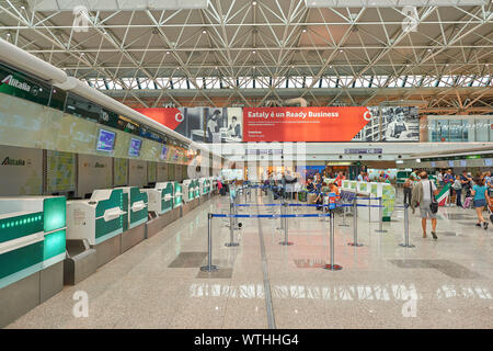 Roma, Italia - circa agosto, 2015: zona di check-in in Roma - Aeroporto Internazionale di Fiumicino "Leonardo da Vinci". Foto Stock