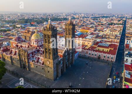 Puebla city pass a sunrise e vista aerea della Basilica o Cattedrale di Nostra Signora dell Immacolata Concezione, è la sede episcopale dell arcidiocesi di storici e di zocalo centro di Puebla, Messico. Essi hanno tradizioni messicane: gastronomia, architettura coloniale e la ceramica. Dipinto piastrelle talavera adornano edifici antichi. La cattedrale di Puebla, in stile rinascimentale, ha un alto campanile che si affaccia al Zocalo, la piazza centrale o Zocalo. Ho immettere storico. L'architettura è un sito Patrimonio Mondiale dell'UNESCO. Attrazioni turistiche: la Cattedrale, il Tempio della Madonna della concordia, ex Carolino Foto Stock