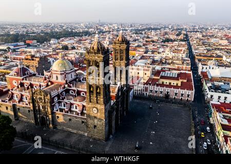 Puebla city pass a sunrise e vista aerea della Basilica o Cattedrale di Nostra Signora dell Immacolata Concezione, è la sede episcopale dell arcidiocesi di storici e di zocalo centro di Puebla, Messico. Essi hanno tradizioni messicane: gastronomia, architettura coloniale e la ceramica. Dipinto piastrelle talavera adornano edifici antichi. La cattedrale di Puebla, in stile rinascimentale, ha un alto campanile che si affaccia al Zocalo, la piazza centrale o Zocalo. Ho immettere storico. L'architettura è un sito Patrimonio Mondiale dell'UNESCO. Attrazioni turistiche: la Cattedrale, il Tempio della Madonna della concordia, ex Carolino Foto Stock