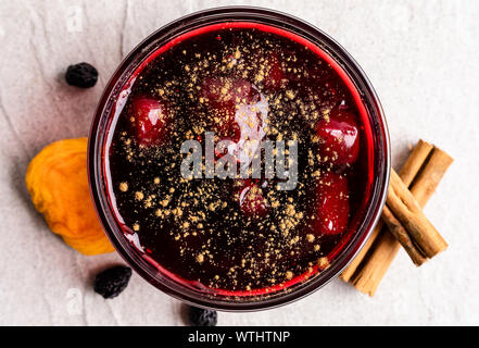 Mazamorra morada, deliziosi dessert peruviano marmellata con frutta secca e cannella Foto Stock