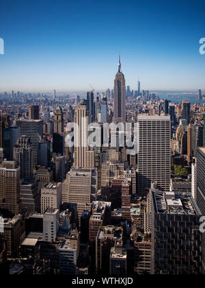 Skyline di Manhattan con l' Empire State Building davanti, New York, Stati Uniti d'America Foto Stock