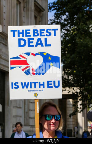 Londra, Regno Unito. Decimo Sep, 2019. Un anti-Brexit protester tenendo un cartello in Westminster il primo giorno di proroga del Parlamento che ora è sospesa fino al 14 Ottobre. Credito: Dinendra Haria/SOPA Immagini/ZUMA filo/Alamy Live News Foto Stock