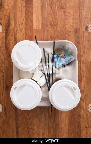 Tre monouso Tazze di caffè sul vassoio Foto Stock