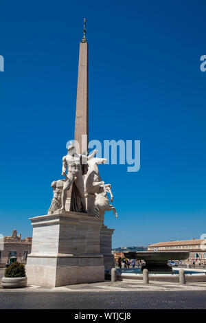 Roma, Italia - Aprile 2018: ROMA, ITALIA - Aprile 2018: Fontana dei Dioscuri situato in Piazza del Quirinale a Roma Foto Stock