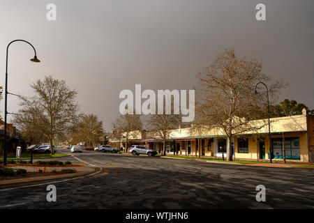 Luce in ritardo su edifici nella strada principale di un piccolo paese rurale in Australia. Subito dopo una piccola doccia di pioggia sulla altrimenti molto polveroso giorno. Foto Stock