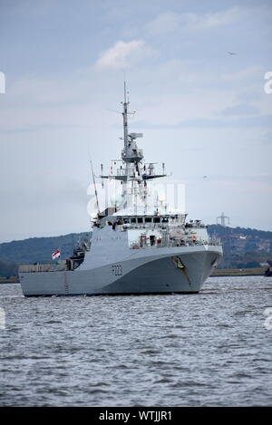 HMS Medway è l'ultima nave da guerra ad essere commissionati nella Royal Navy. Essa è raffigurata sul Tamigi in entrata per la difesa DESI mostra. Foto Stock