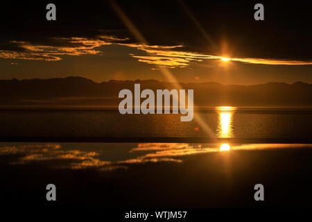 Tramonto sul Tasman Bay, Nuova Zelanda Foto Stock