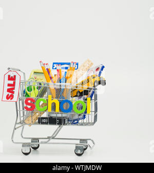 Forniture scolastiche nel carrello Foto Stock