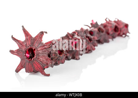 Sacco di tutto rosso dolce hibiscus candita disposta diagonalmente isolati su sfondo bianco Foto Stock