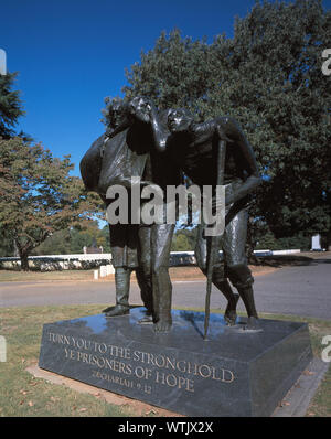 Monumento ai prigionieri di guerra, la Georgia monumento, scolpito da William Thompson, presso l'entrata sud al Cimitero Nazionale, Andersonville, Georgia Foto Stock