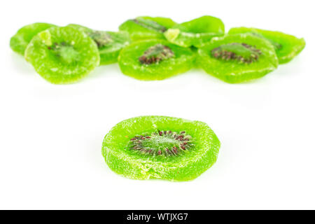 Sacco di fette di dolci verdi canditi di kiwi isolati su sfondo bianco Foto Stock