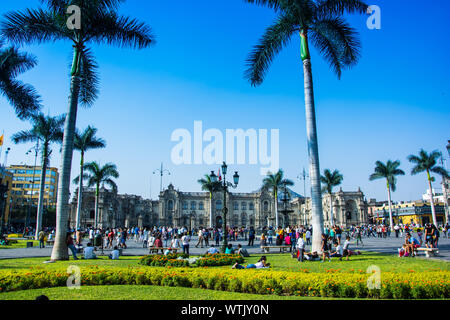 Lima Peru con al suo vecchio edifici coloniali spagnoli e la Plaza de Armas con il palazzo del governo Foto Stock