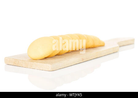 Gruppo di otto tutto il dolce e dorato biscotto di spugna sul piccolo tagliere di legno isolato su sfondo bianco Foto Stock