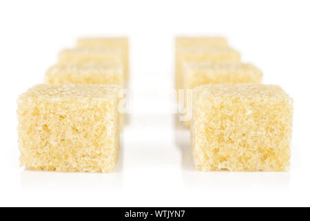 Gruppo di otto intera sweet Brown Sugar Cube isolati su sfondo bianco Foto Stock