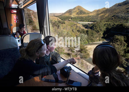 Foto di Tim Cuff - 5 Gennaio 2019 - Tranz Alpine del viaggio in treno da Christchurch a Greymouth, Nuova Zelanda: avvicinando un ponte al di sopra della Waimakari Foto Stock