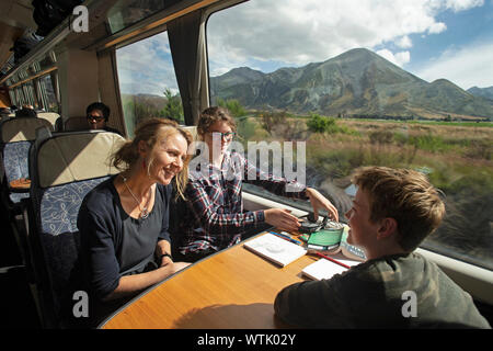 Foto di Tim Cuff - 4 Gennaio 2019 - Tranz Alpine del viaggio in treno da Greymouth a Christchurch, Nuova Zelanda: una famiglia godendo il viaggio Foto Stock