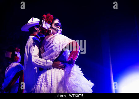 Merida, Messico - 27 Ottobre 2018: Balli Catrina giovane con cranio compongono per dias de los Muertos con abiti tradizionali a Remate de Paseo Montejo al Festival de las animas Foto Stock