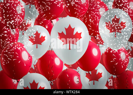 Il bianco e il rosso di palloncini con canadese di foglie di acero Foto Stock