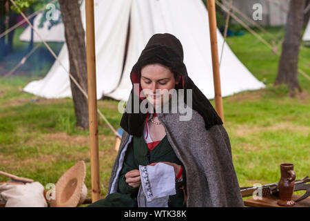 Ritratto di giovane donna graziosa in costume medievale al Medieval Fayre di uno dei più popolari eventi annuali del Tatton Park, Cheshire, Regno Unito. Foto Stock