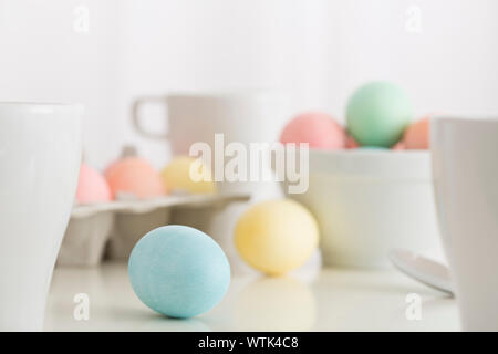 Color pastello le uova di Pasqua su tavola Foto Stock