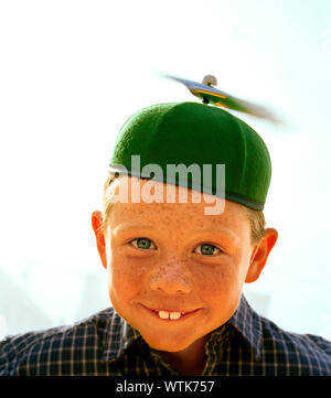 Ragazzo che indossa il cappello con ventola Foto Stock