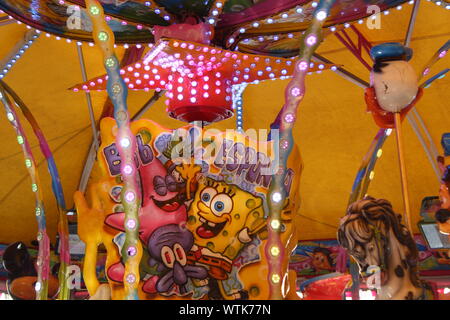 La pittura di Spongebob e Patrick su un giro in un carnevale dei bambini a Gandia, Spagna. Foto Stock