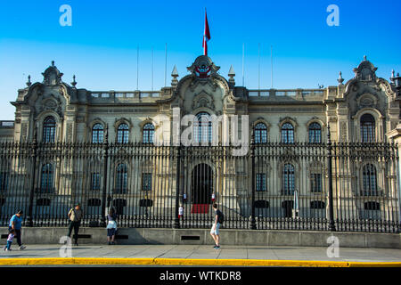 Lima Peru con al suo vecchio edifici coloniali spagnoli e la Plaza de Armas con il palazzo del governo Foto Stock