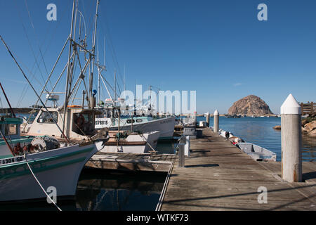 Morro Bay Harbor e dell'incombente Morro è la roccia che la domina, costa centrale della California Foto Stock