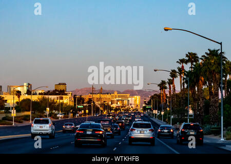 La guida verso il basso Flamingo Road verso la striscia di Las Vegas Nevada USA la mattina presto Foto Stock