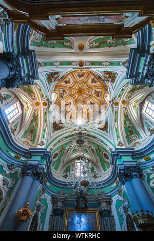 Interno della nuova Matera Chiesa del Purgatorio, vista della cupola del tetto e il soffitto, guardando verso l'alto, Matera, Basilicata, Italia meridionale Foto Stock