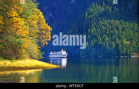 Una piccola nave da crociera Canada esplora la principessa Louisa ingresso nel passaggio interno lungo la costa occidentale della British Columbia, Canada Foto Stock