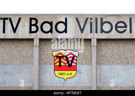 Bad Vilbel, Germania - 08 Settembre 2019: Lo stemma del football club TV Bad Vilbel su una facciata di calcestruzzo della club house su Settembre 08, Foto Stock